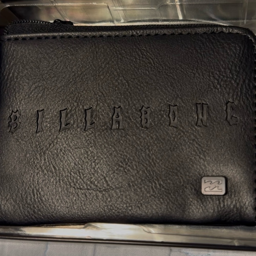 Men’s Billabong zipper bi-fold wallet, w/metal storage tin, blk and logo, NWT. - Picture 5 of 9